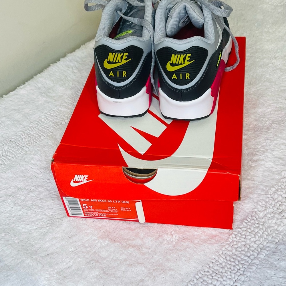 Nike Air Max 90 LTR (GS) | Size 5Y | Gray / Black / Pink - Picture 4 of 5